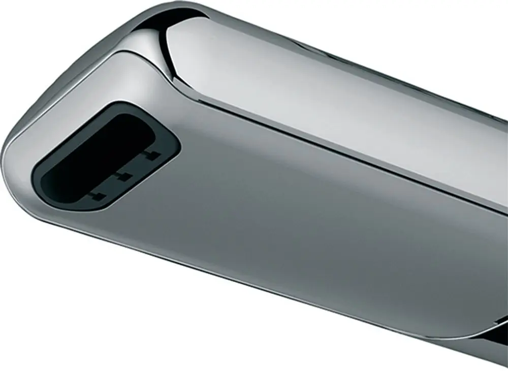 Wasserzuführungsteil in glänzendem Metallfinish für Wasserfall-Armaturen, hergestellt von Ideal Standard, mit rechteckiger Öffnung zur Verbindung.